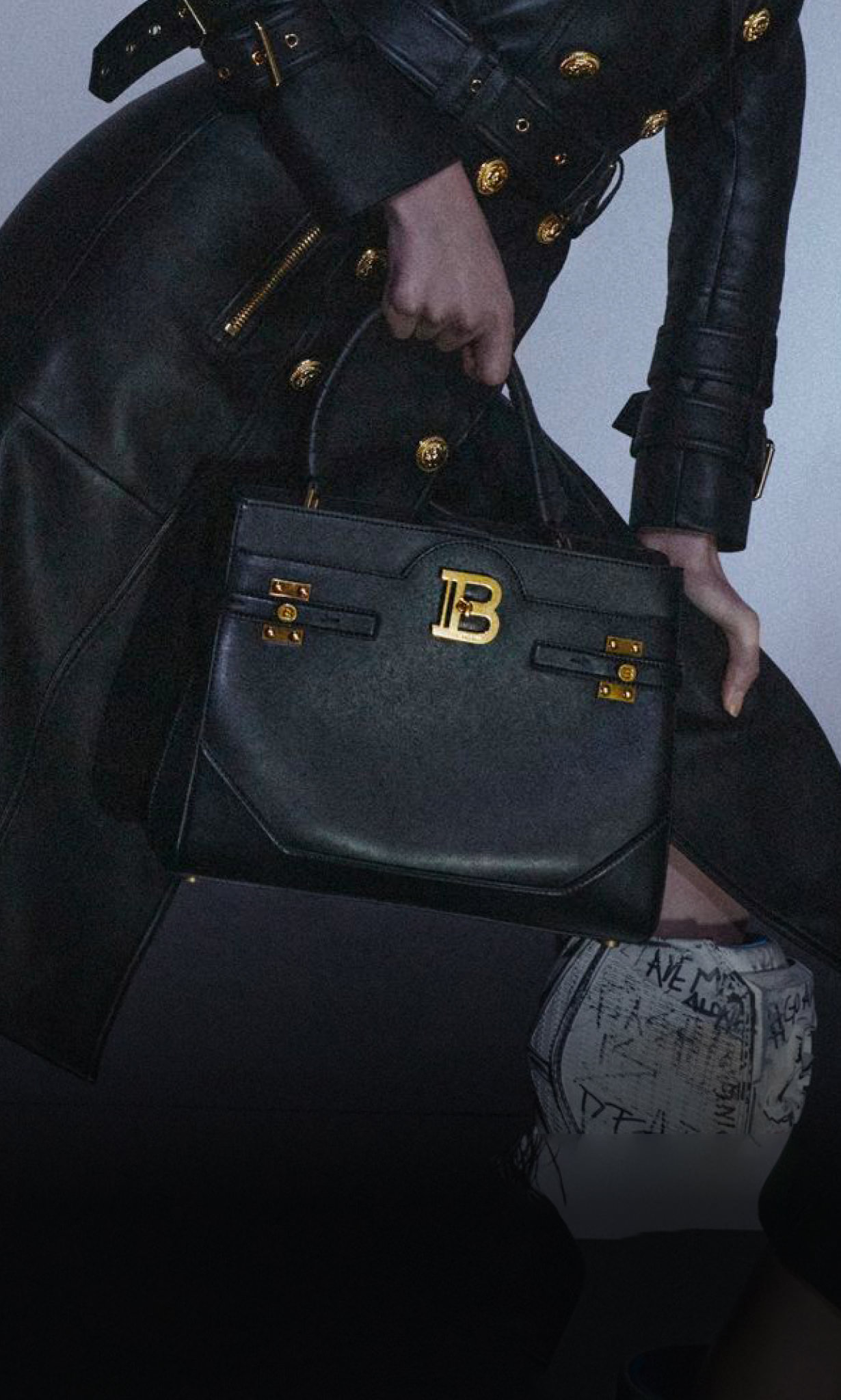 【保管品】pierre balmain ビーズ刺繍バッグ 日本製 ベロア 黒 2025年最新】pierrebalmainビーズ刺繍バッグの人気アイテム
