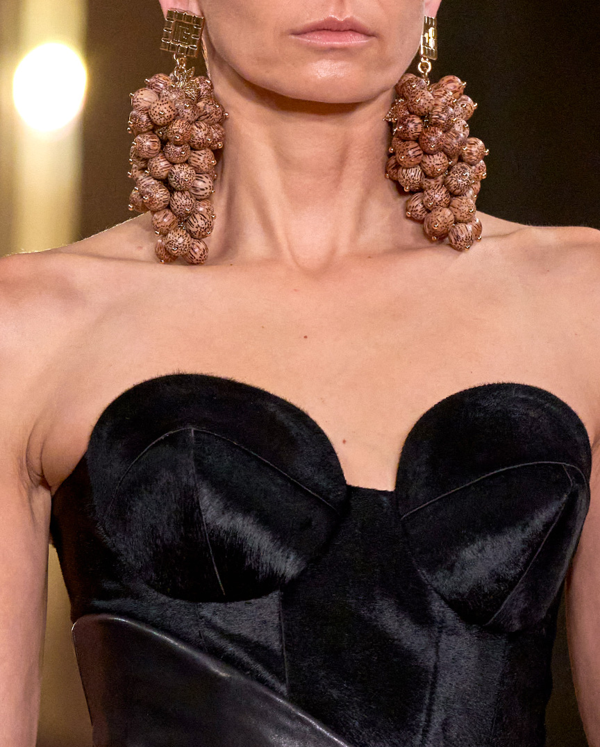 slideshow_womenfw24_details_7.jpg
