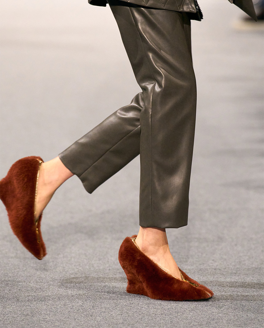 slideshow_fw25_pumps_furry.jpg