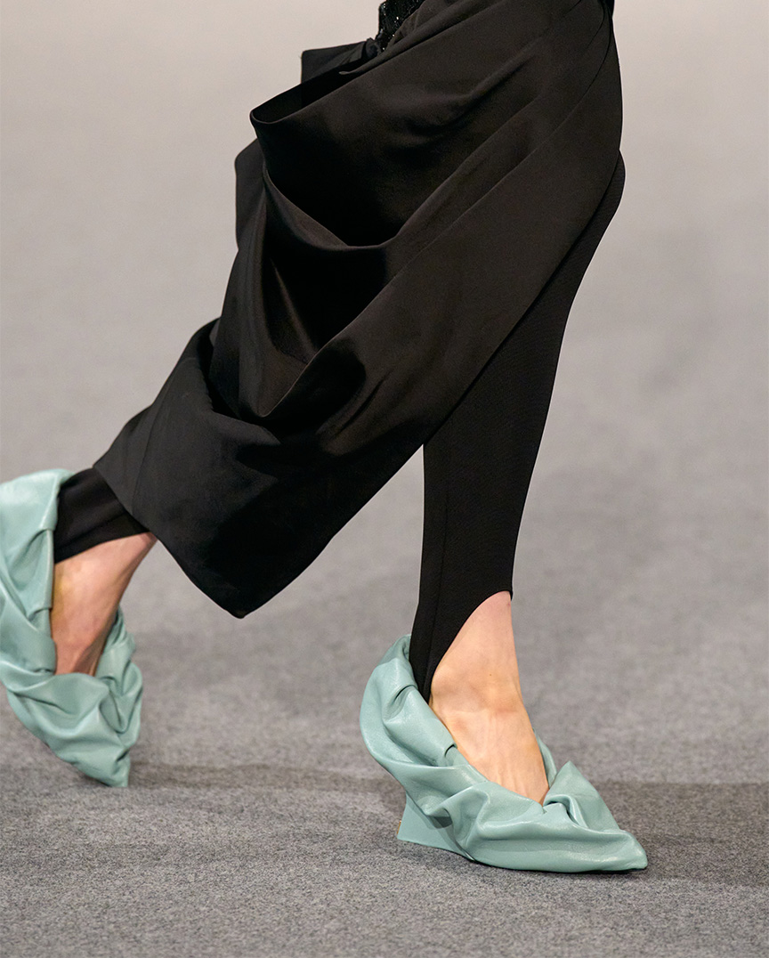 slideshow_fw25_pumps_ligtblue.jpg