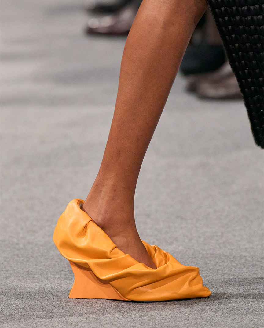 slideshow_fw25_pumps_orange.jpg